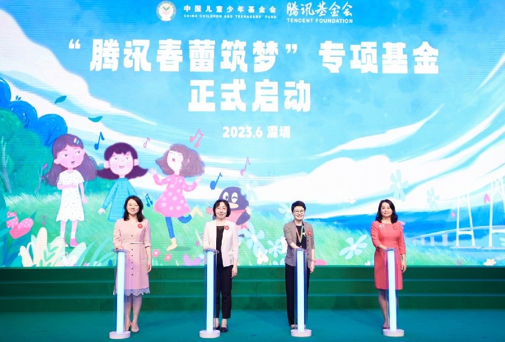 一群人站在台上低可信度描述已自动生成